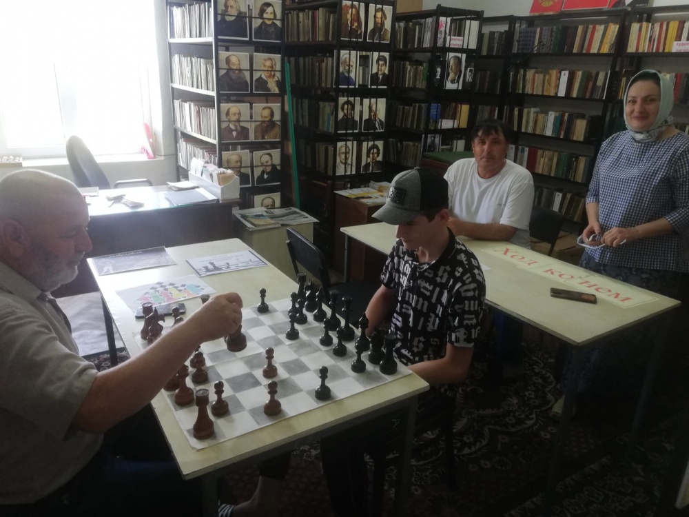 В ЦБС Хасавюртовского района прошел турнир по шахматам посвященный Дню Конституции РД