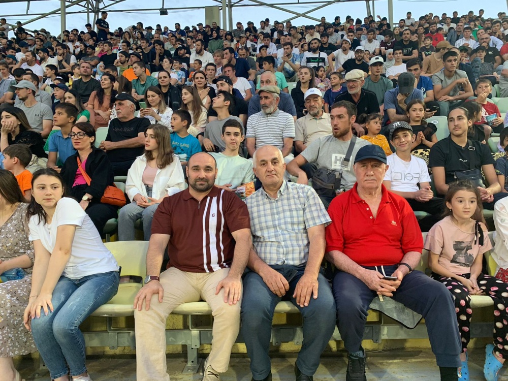 Более 100 болельщиков Хасавюртовского района активно поддержали сборную команду Динамо Махачкала в ходе матча с командой Велес Москва