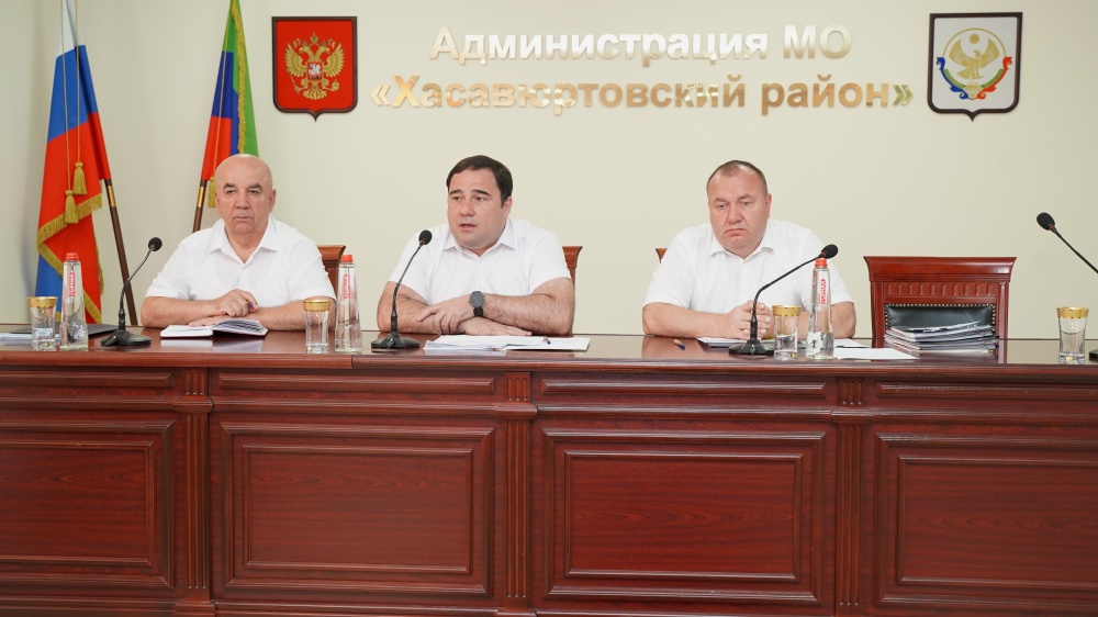Глава Хасавюртовского района провел очередное пленарное  совещание с руководителями структурных подразделений и главами сельских поселений