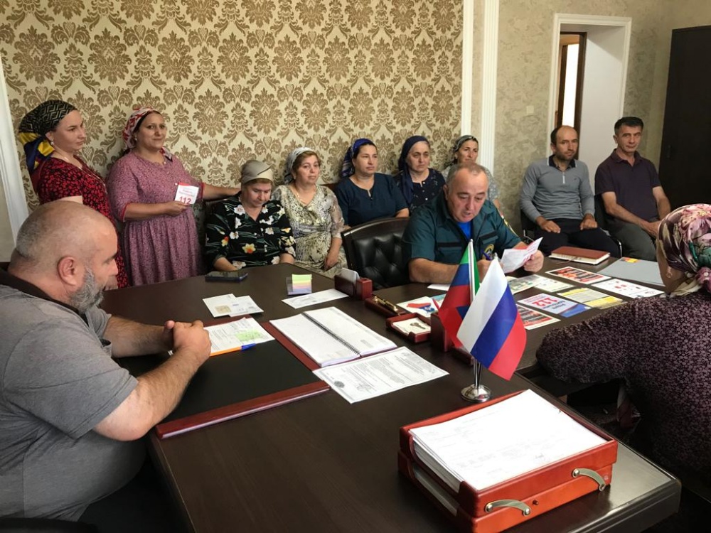 Продолжаются занятия  МКУ «Управление по делам ГО ЧС и МП» МО «Хасавюртовский район» с неработающим населением в области ГО и ЧС