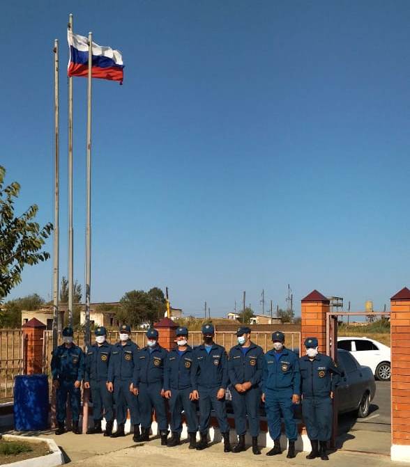 В подразделениях МЧС и аварийно-спасательных службах Хасавюртовского района прошли торжественные линейки поднятия Флага РФ в честь праздника