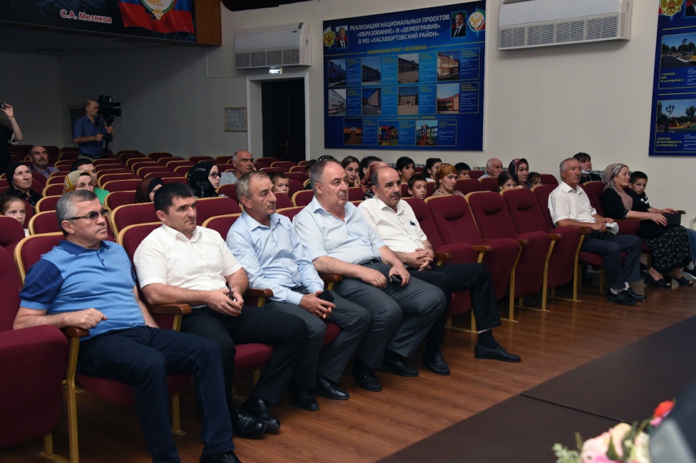 Председатель парламента Дагестана поддержал акцию «Собери ребенка в школу» в Хасавюртовском районе