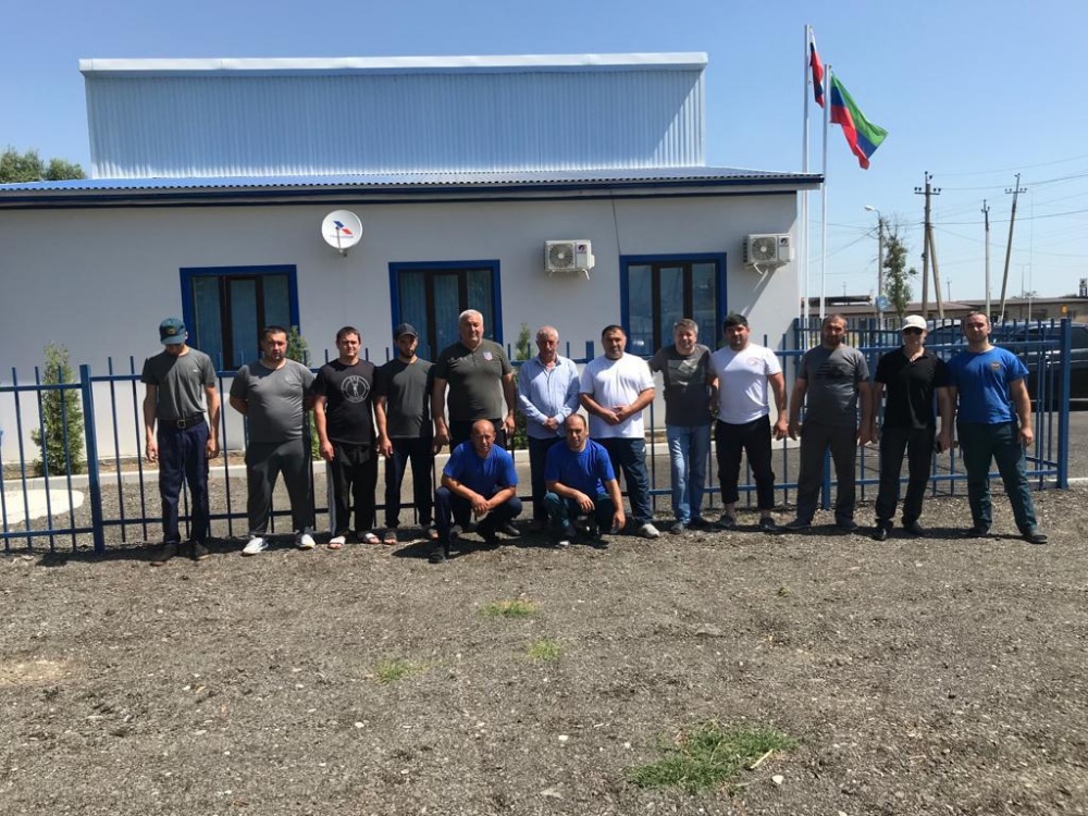 Сотрудники МКУ «Управление по делам ГО ЧС и МП» МО поисково-спасательной  службы с. Эндирей провели субботник