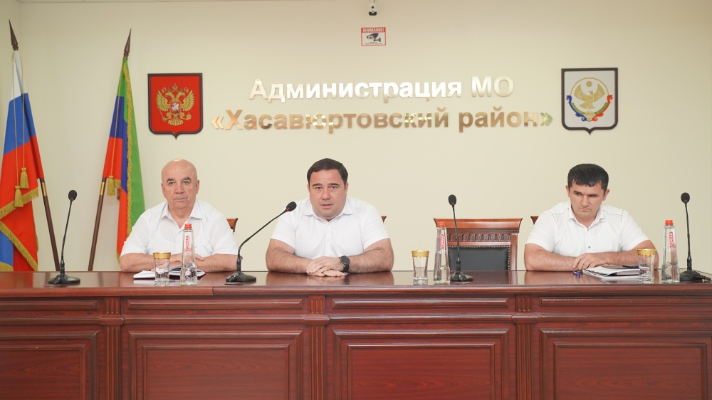 В преддверии начала нового учебного года Глава Хасавюртовского района провел совещание с руководителями и работниками образования