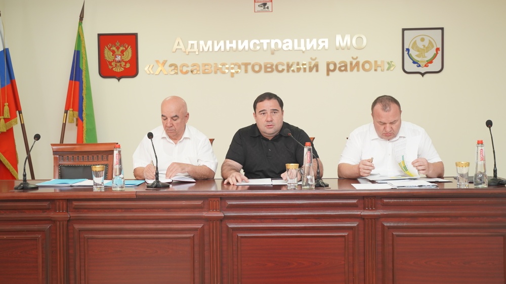 Глава Хасавюртовского района провел рабочее совещание с руководителями структурных подразделений и главами сельских поселений