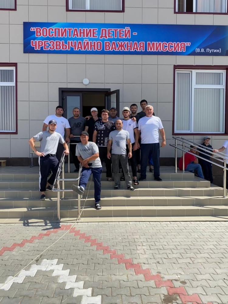 Сотрудники МКУ «Управление по делам ГО ЧС и МП» МО и поисково-спасательной  службы с.Эндирей провели субботник