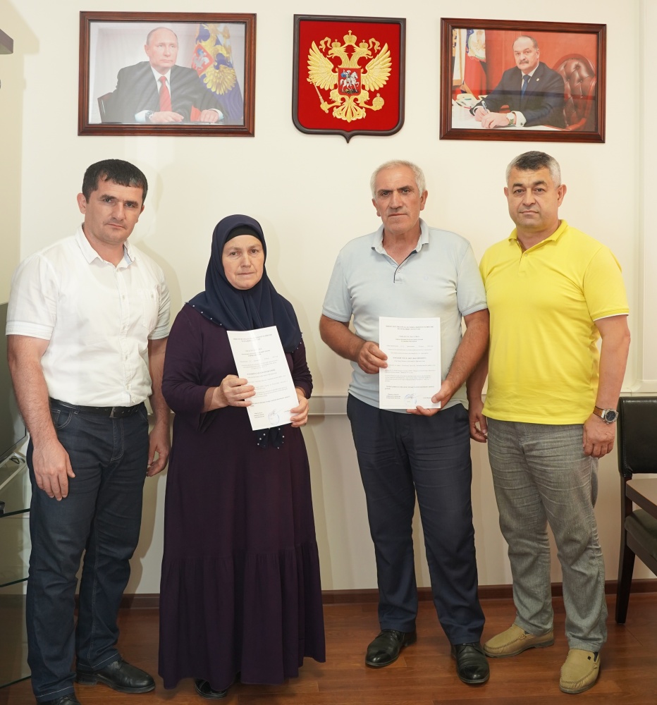 В администрации Хасавюртовского района состоялось торжественное вручение жилищных сертификатов участникам афганских событий