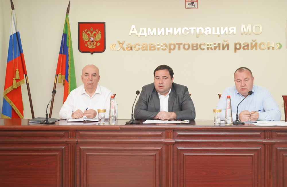 Глава Хасавюртовского района  провел очередное пленарное совещание с аппаратом и активом района