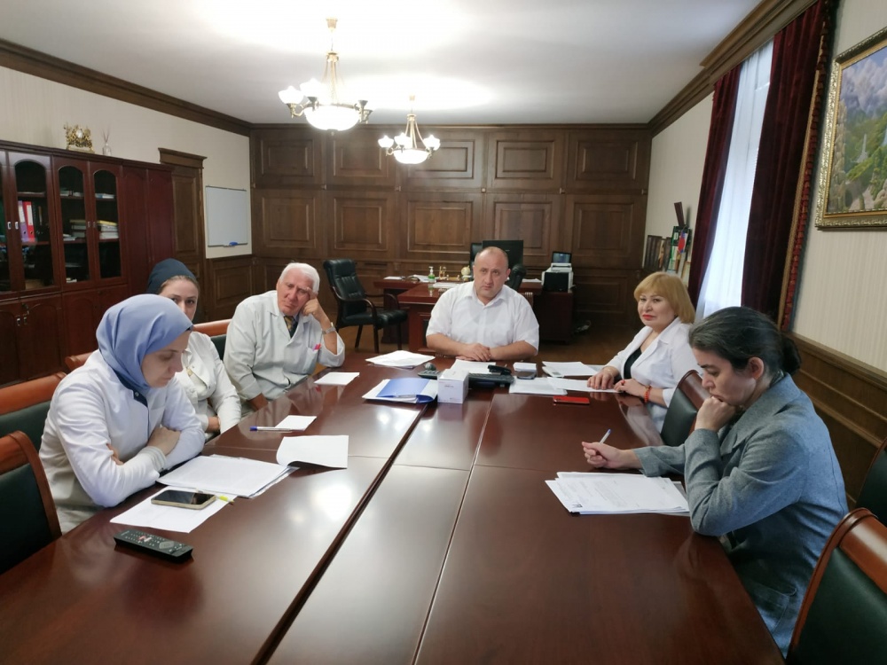 Главный врач ЦРБ Хасавюртовского района Шамиль Минатуллаев, принял участие в работе  совещания в режиме видеоконференцсвязи Министерства здравоохранения РД