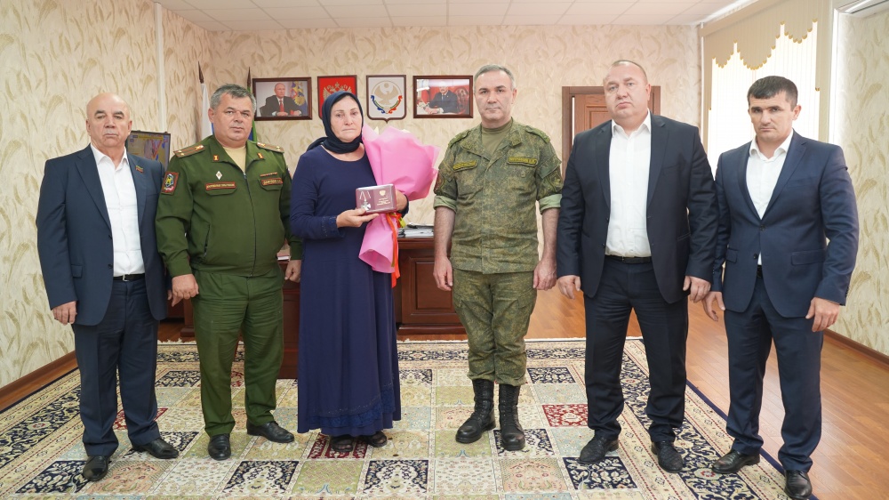 В администрации Хасавюртовского района Военный комиссар РД Мустафаев Даитбег  вручил матери  погибшего  военнослужащего  в ходе спецоперации на Украине Орден Мужества