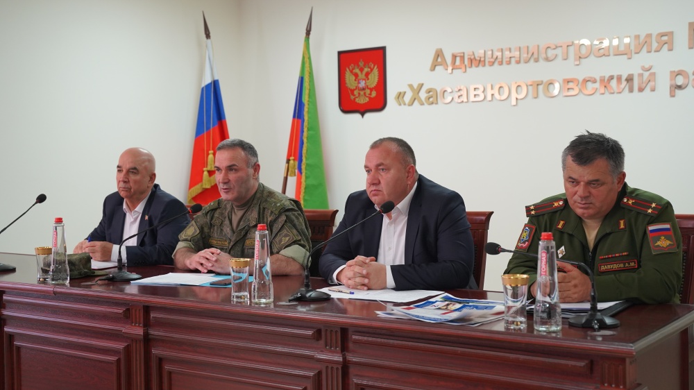Военный комиссар РД Мустафаев Даитбег Магомедович провел встречу в администрации Хасавюртовского района.
