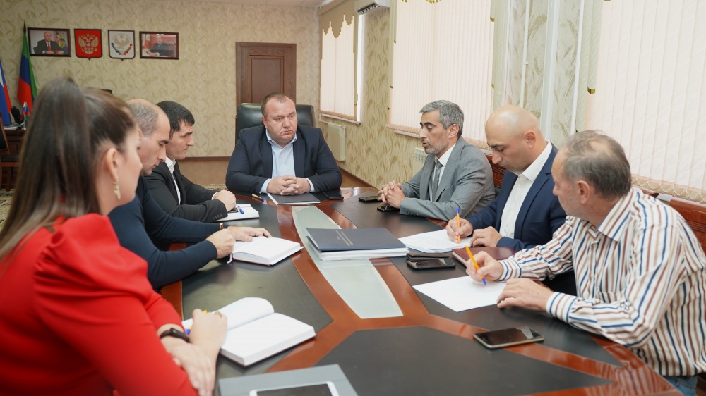 Уполномоченный Главы РД Джабраилов Мурад провел оперативное совещание в администрации Хасавюртовского района