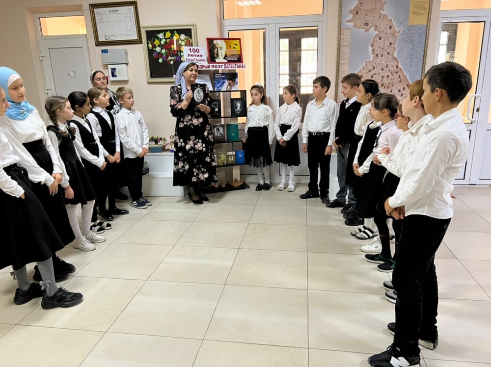 В библиотеках поселений Хасавюртовского района продолжаются Юбилейные мероприятия к 100 летию Расула Гамзатова