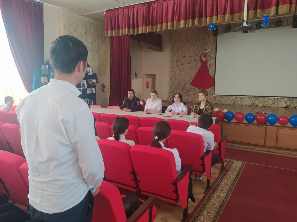Отдел по делам несовершеннолетних и защите их прав совместно с Отделом ПДН ОМВД по Хасавюртовскому району проводят мероприятия в рамках межведомственной профилактической операции «Подросток – 2022».