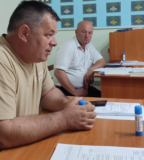 Военный Комиссар по гор.Хасавюрт, Хасавюртовскому и Новолакскому районов Абакар Давудов проводит встречи по вопросам частичной мобилизации