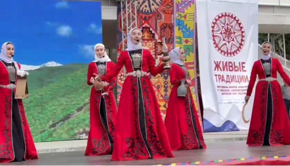 Народный ансамбль  «Ламан аз »  Хасавюртовского района принял участие  в фестиваль-форуме культуры  и традиций малочисленных народов Юга России » Живые традиции «