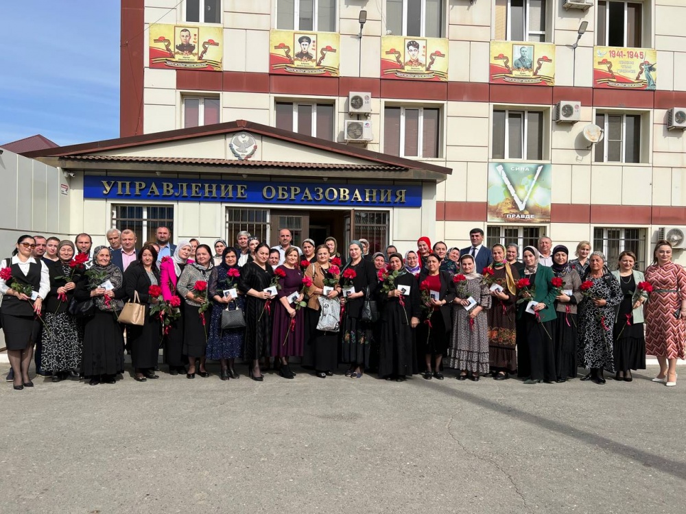 В РУО Хасавюртовского района торжественно вручили ведомственные  награды Минпросвещения РФ лучшим работникам
