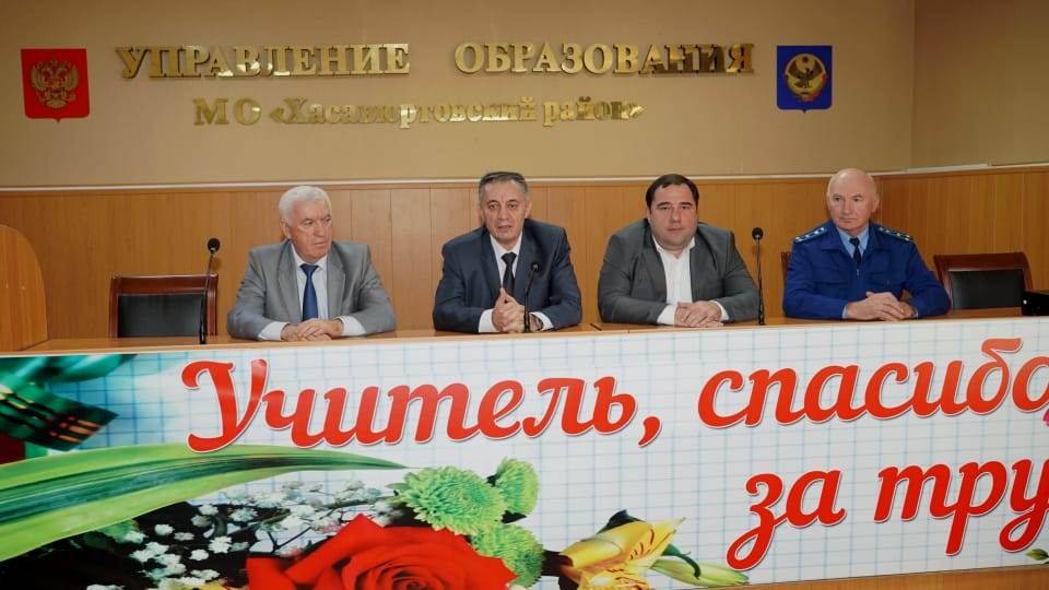 Министр труда и социального развития РД Абдурахман Махмудов,  представил коллективу ГКУ РД УСЗН в МО «Хасавюртовский район»  нового руководителя