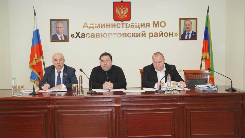 Глава Хасавюртовского района в рамках совещания с активом разъяснил особенности различия между осенним призывом и частичной мобилизацией