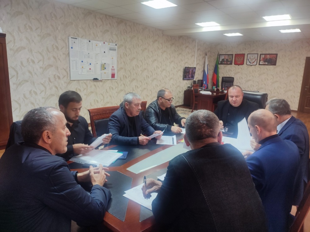 В администрации Хасавюртовского района обсудили ход реализации мероприятий на проектирование и строительство новых  дошкольных образовательных организаций