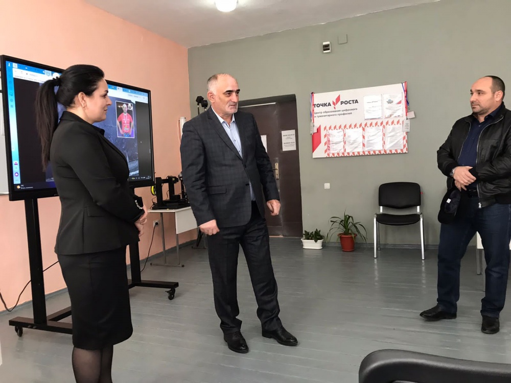 В селении Куруш Хасавюртовского района прошла встреча начальника ФК спорта с матерью спортсмена — легкоатлета Семедовой Муминат