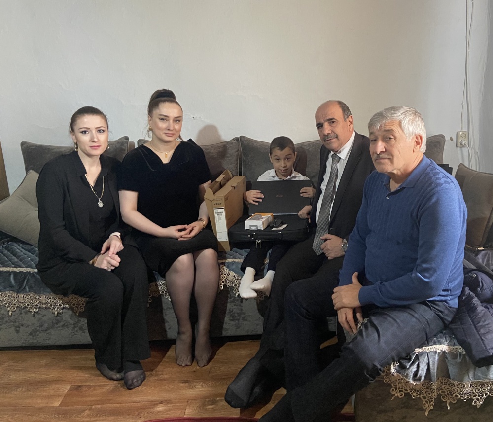 Руководство РУО Хасавюртовского района подарило  ребенку  с ограниченными возможностями  ноутбук в рамках Международного дня  инвалидов