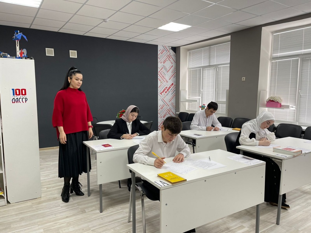 310 выпускников общеобразовательных организаций Хасавюртовского района написали итоговое сочинение (изложение)