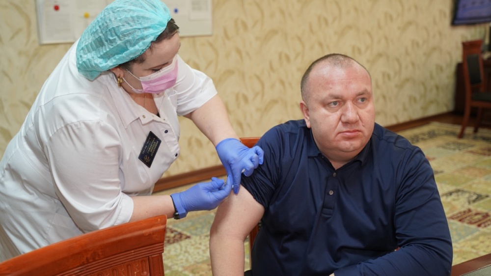 Руководство и работники администрации Хасавюртовского района проходят  вакцинацию для профилактики гриппа