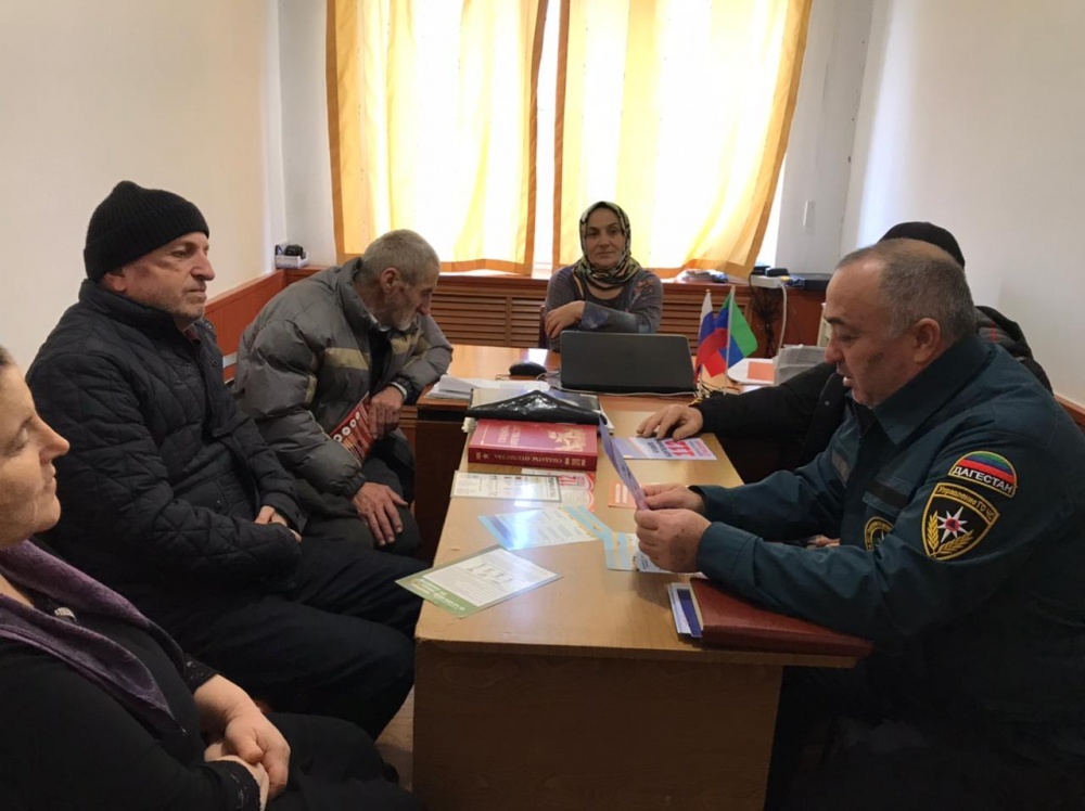 Сотрудники МКУ «Управление по делам ГО ЧС и МП» МО «Хасавюртовский район», продолжают выездные профилактические мероприятия в поселениях района