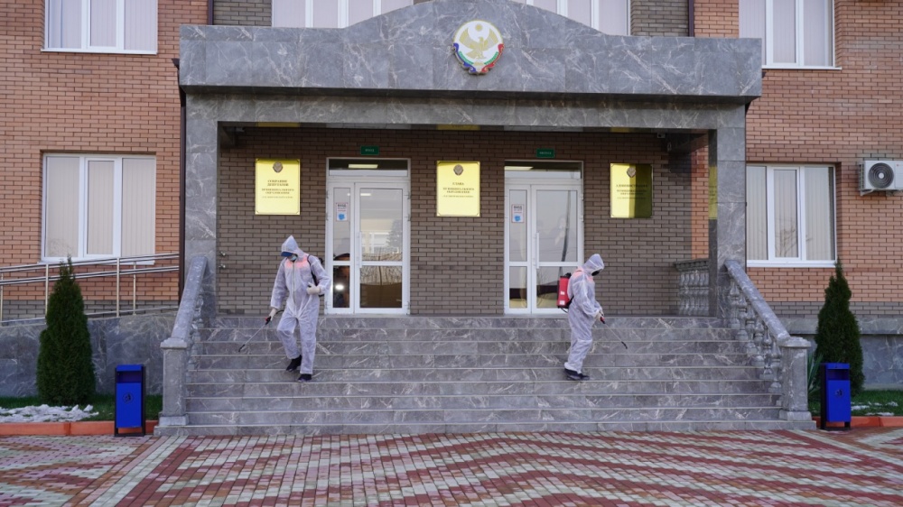 В здании администрации Хасавюртовского района и на рабочих местах  провели санитарную дезинфекцию