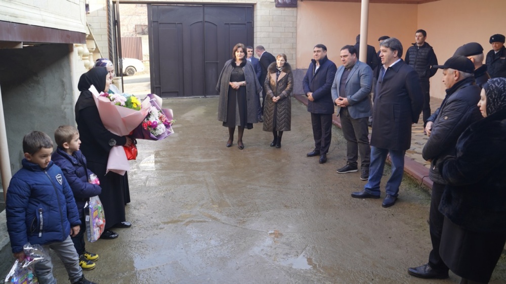 В предновогодние праздничные дни Глава Хасавюртовского района навещает и поздравляет детей участников СВО