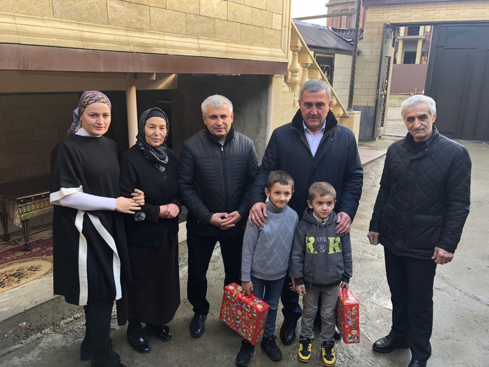 В предновогодние праздничные дни депутат НС РД Уллубий Абуков  навещает и  поздравляет  семьи и детей  участников СВО
