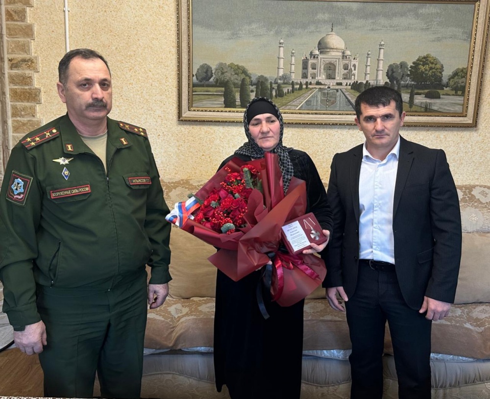 Власти  Хасавюртовского района вручили  матери   погибшего  военнослужащего  в ходе спецоперации на Украине орден Мужества