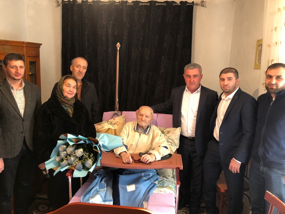 В предновогодние праздничные дни депутаты НС РД Уллубий Абуков и Рустам Хабилов  навестили и поздравили с наступающим Новым годом старейшего ветерана ВОВ РФ 107 летнего Касума Кубатова