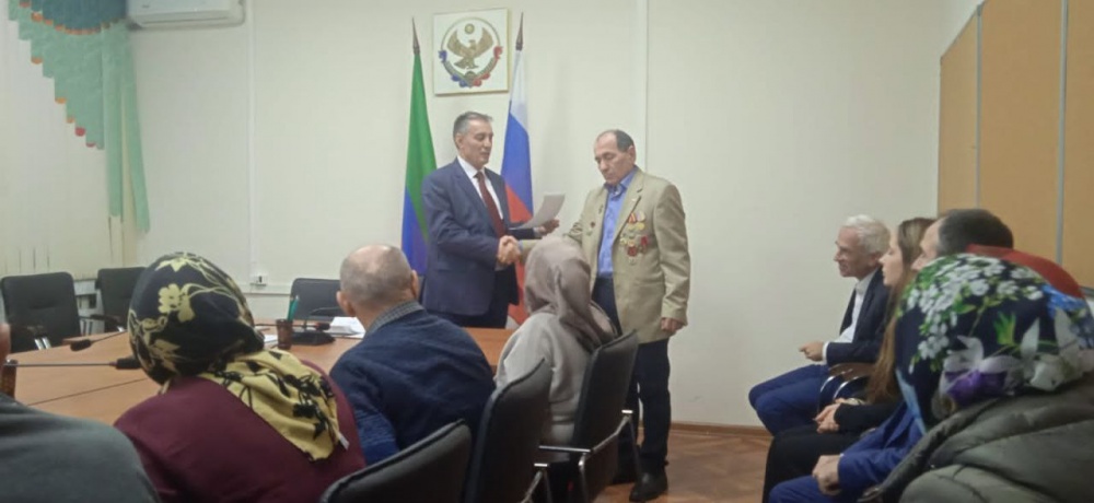 Министр труда и социального развития РД Махмудов Абдурахман вручил жилищный сертификат участнику боевых действий в Афганистане, Далгатову Ниматуле селение Тотурбийкала