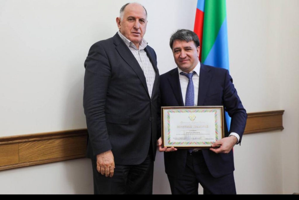 Абдулмуслим Абдулмуслимов вручил Почетную Грамоту Правительства РД Министру транспорта и дорожного хозяйства РД Джамбулату Салавову
