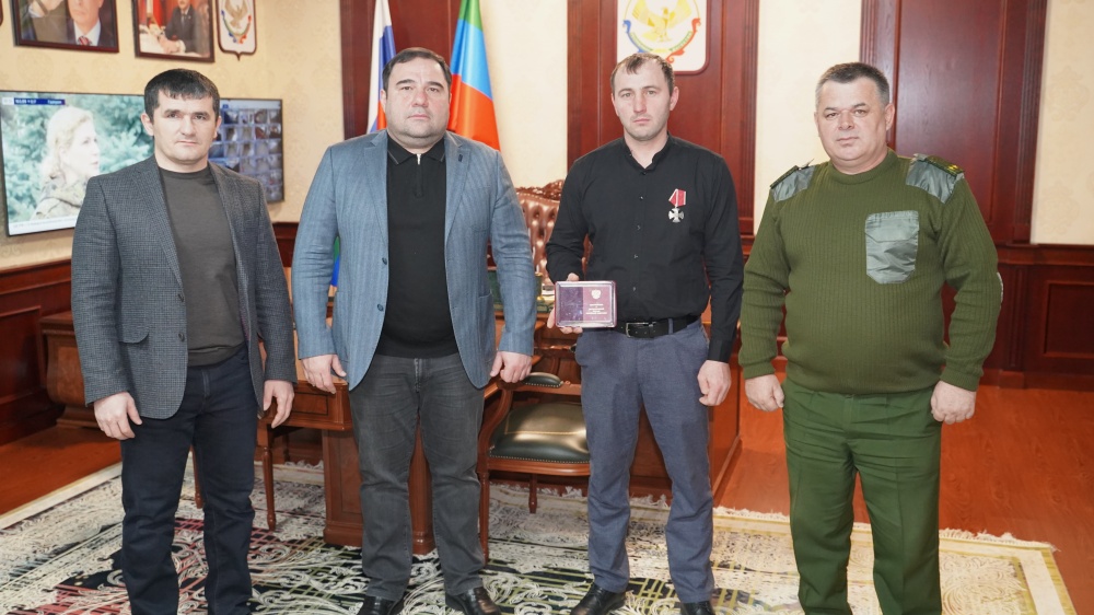 Глава Хасавюртовского района вручил Государственную награду РФ «Орден Мужества» Магомедову Азамату Зулумхановичу.
