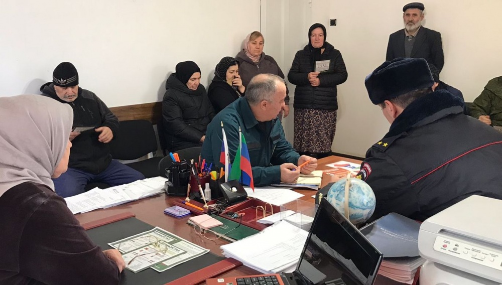 Специалисты МКУ «Управление по делам ГО ЧС и МП» МО «Хасавюртовский район» продолжают  занятия в поселениях по соблюдению правил пожарной безопасности, вопросам предупреждения и ликвидации ЧС
