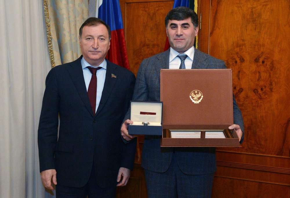 Начальник РУО Хасавюртовского района отмечен  Благодарственным письмом и Памятными часами Народного Собрания РД