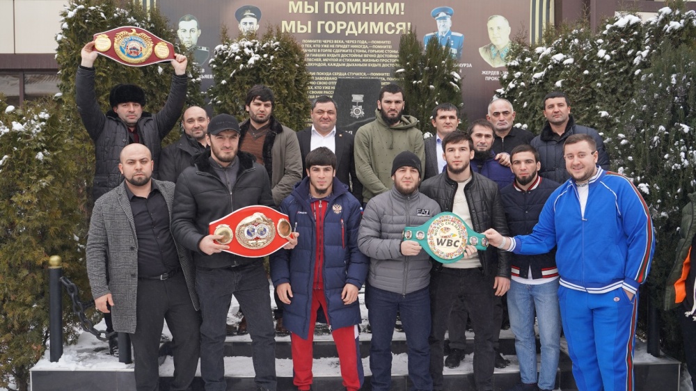 Глава МР Арсланбек Алибеков  удостоил высоким званием  Почетный гражданин МО « Хасавюртовский район»  Артура Бетербиева действующего  Чемпиона мира по версиям IBF, WBC, WBO