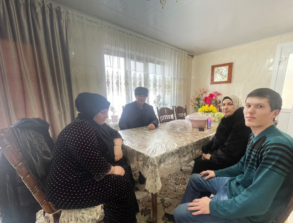 Власти Хасавюртовского района посещают семьи мобилизованных