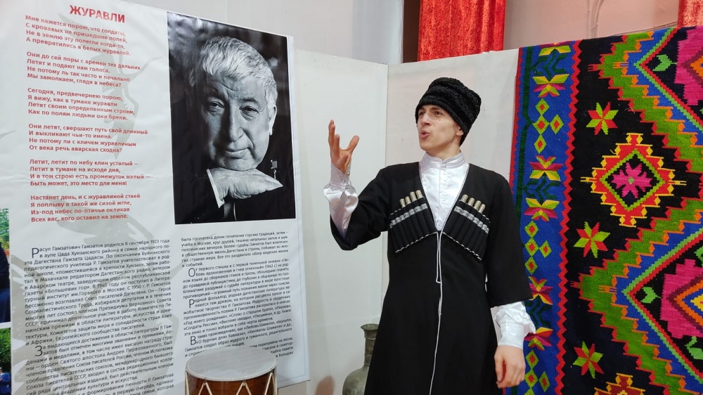 ЦТКНР Хасавюртовского района продолжается  Республиканская акция «Читаем Гамзатова»