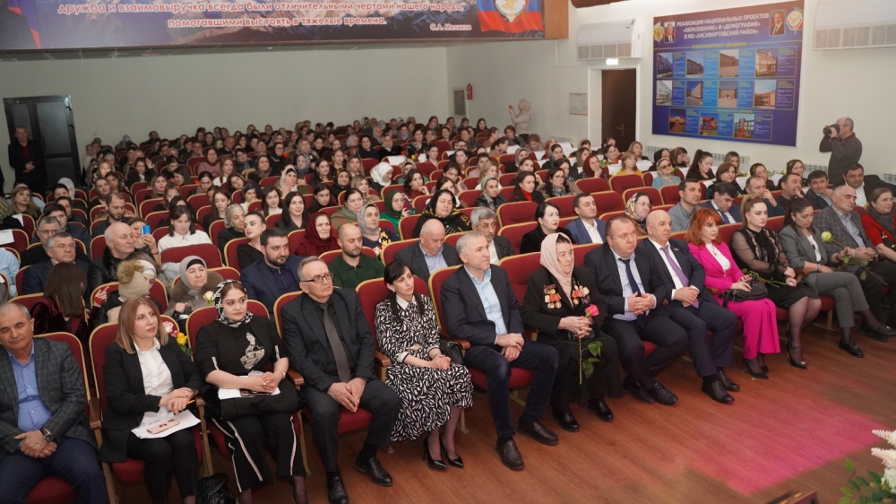 Власти  Хасавюртовского  района торжественно поздравили женщин района  с   Международным  женским  днем