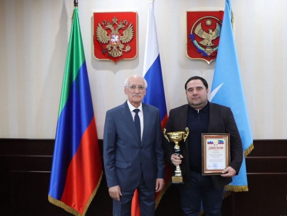 Рамазан Джафаров наградил Главу МР Арсланбека Алибекова Дипломом  и Кубком МЧС по РД и отметил Хасавюртовский район как лучший  в области обеспечения безопасности жизнедеятельности населения