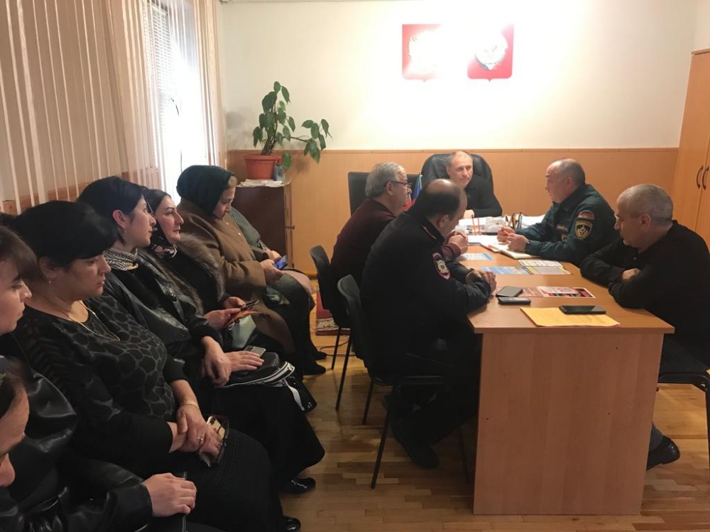 Специалисты МКУ «Управление по делам ГО ЧС и МП» МО «Хасавюртовский район» продолжают  занятия по вопросам предупреждения и ликвидации ГО и ЧС