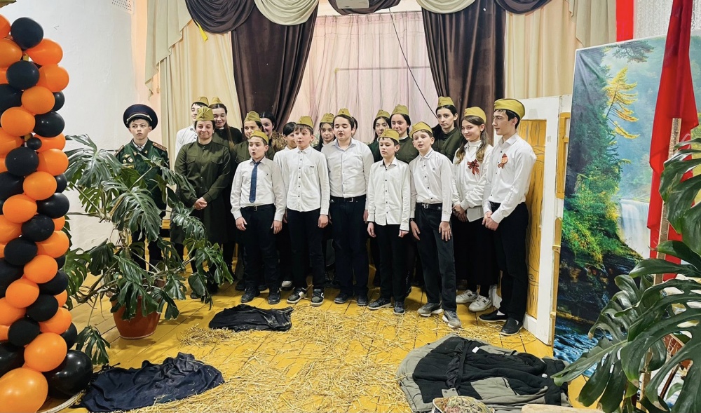 В рамках проекта «Театр в школе» в МКОУ «Аксайская СОШ № 1 им. З.Н. Батырмурзаева» было проведено литературно-музыкальное представление «А зори здесь тихие…»