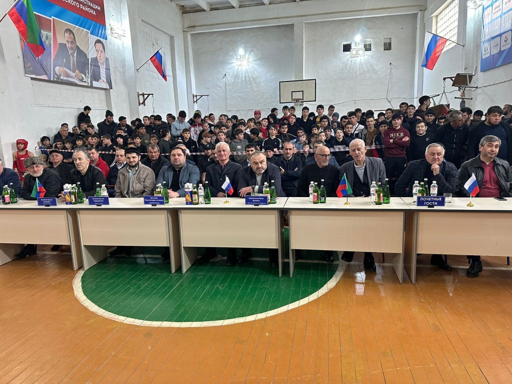 Глава Хасавюртовского района принял участие на открытие турнира по тайскому боксу Памяти Алибека Байсунгурова
