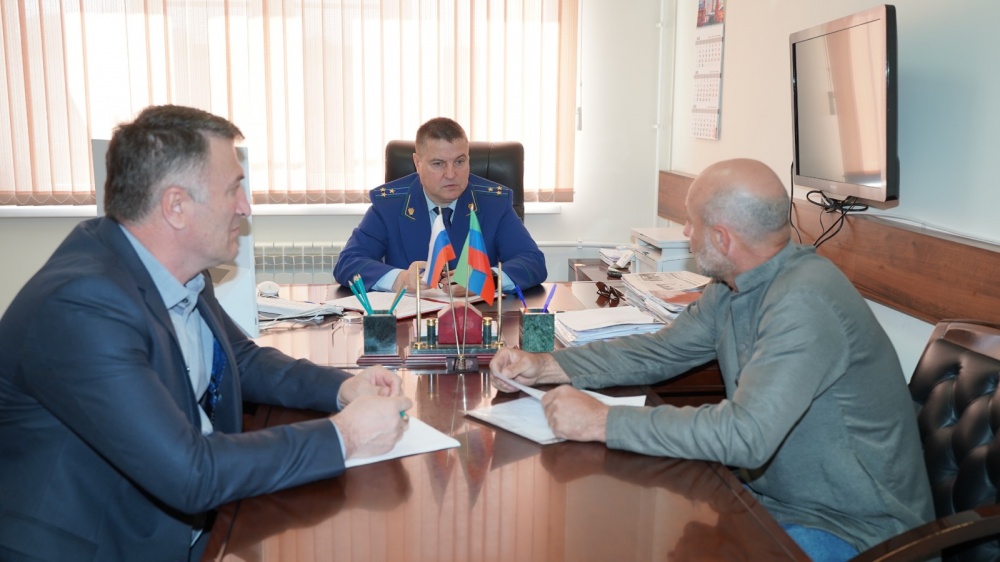 Прокурор  межрайонной природоохранной прокуратуры Максим Макашов провел   выездной прием граждан в Хасавюртовском районе