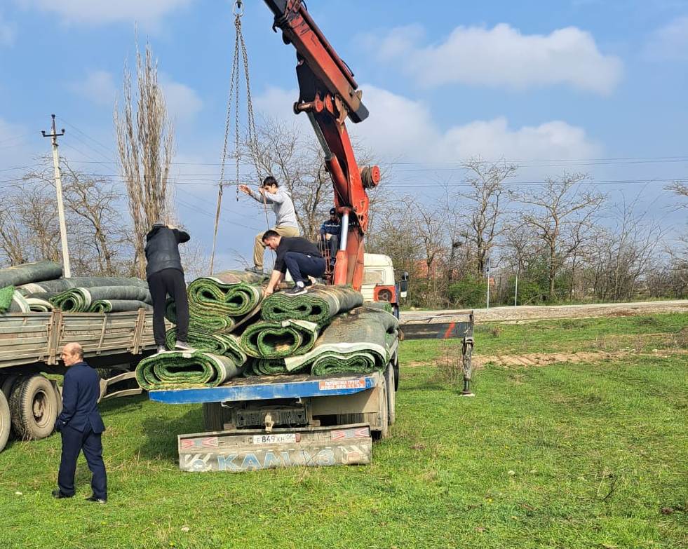 Министерство спорта и физической культуры РД выделило футбольный газон спортивной школе «Карланюрт» Хасавюртовского района