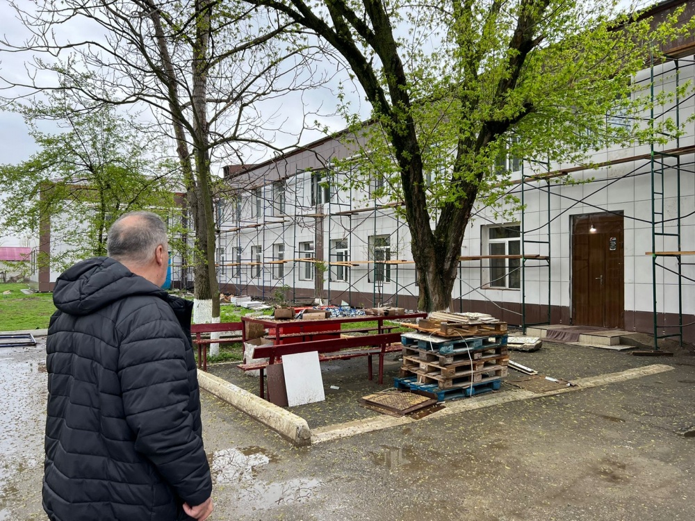 Власти и депутаты НС РД Хасавюртовского района проинспектировали ход капремонта объекта здравоохранения муниципалитета